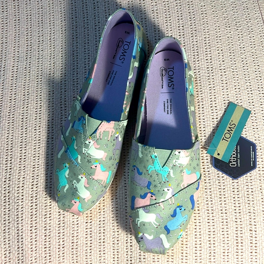 Brand new with tags TOMS size 9W. Never worn.